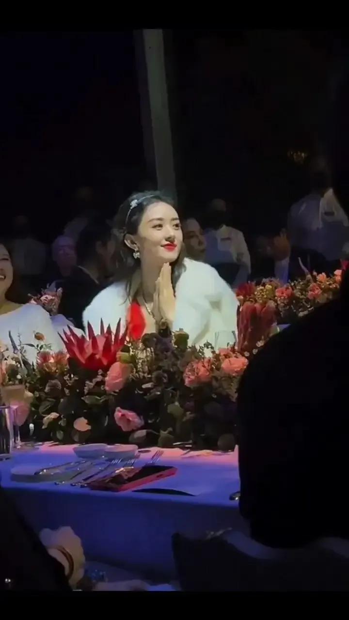 赵丽颖出席活动太惊艳了，穿红色深V拖地长裙，显得优雅秀气，身材凹凸有致，肤色白皙