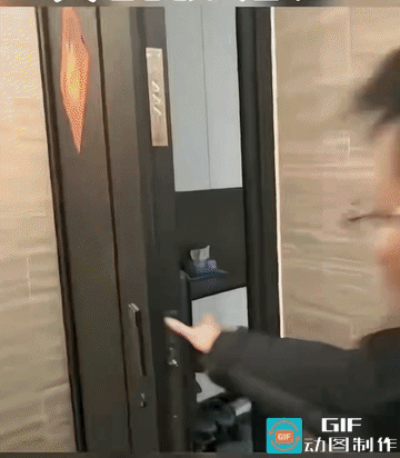 俩人研究了半天，就是没动手……
孩子的父母俩儿都戴着眼镜呢，可能是近视不轻儿吧！