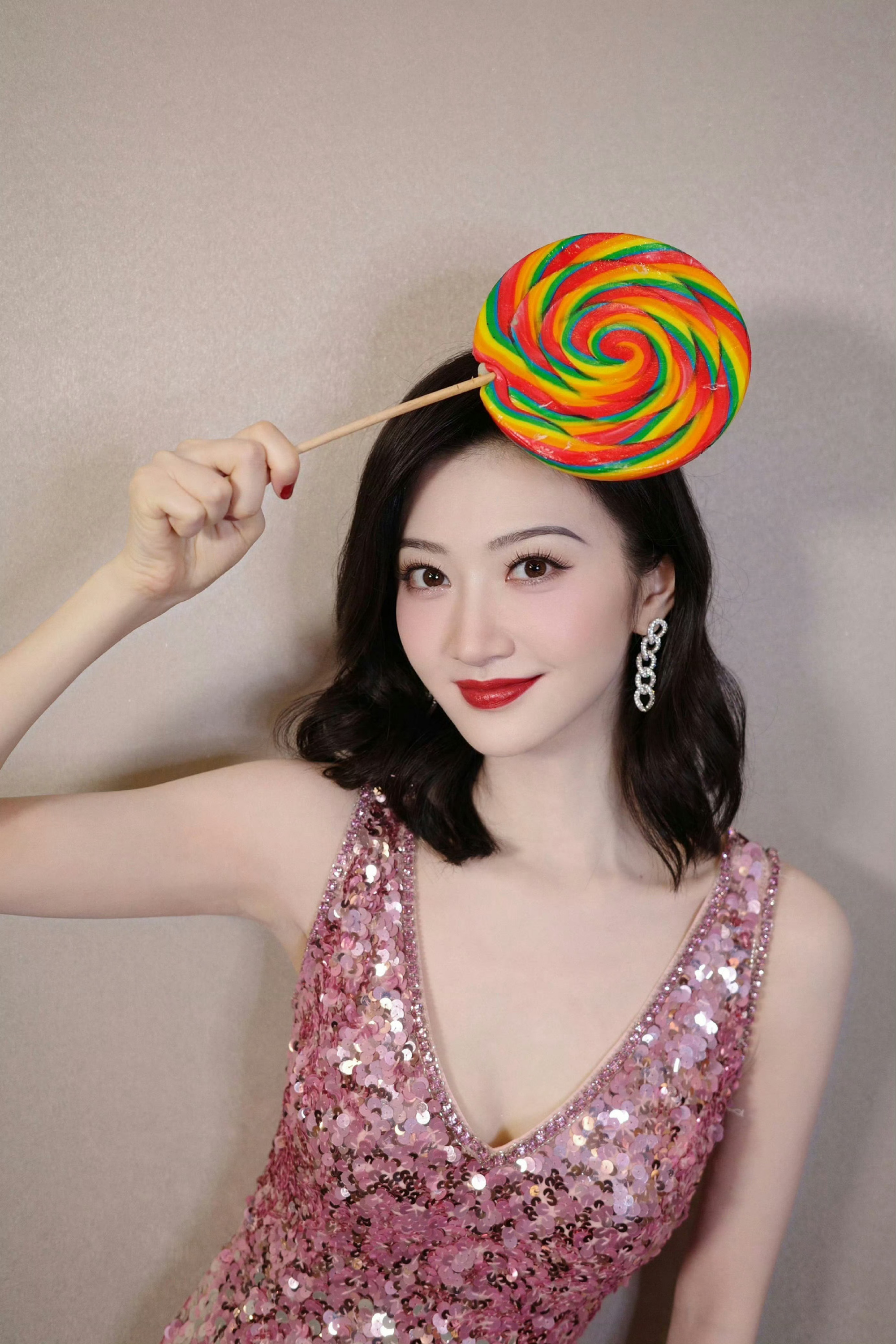 景甜，好适合这种明艳风，又白又美的大甜甜。景甜