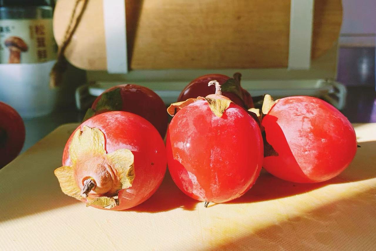 最近会切开一整个柠檬煮水，以去除锅子里的水垢。有时顺带蒸几穗玉米，玉米就会散发柠