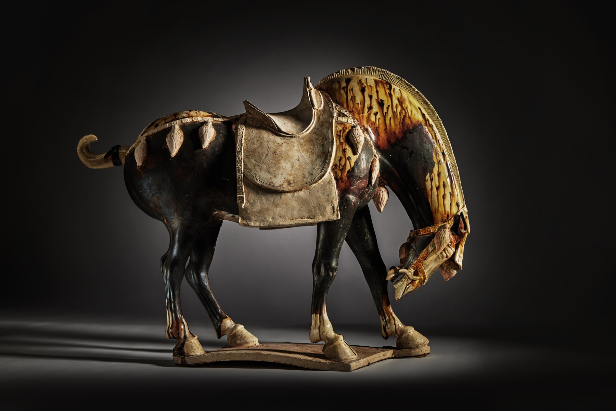 苏富比2026纽约春拍Eskenazi旧藏的唐代的三彩低首马 