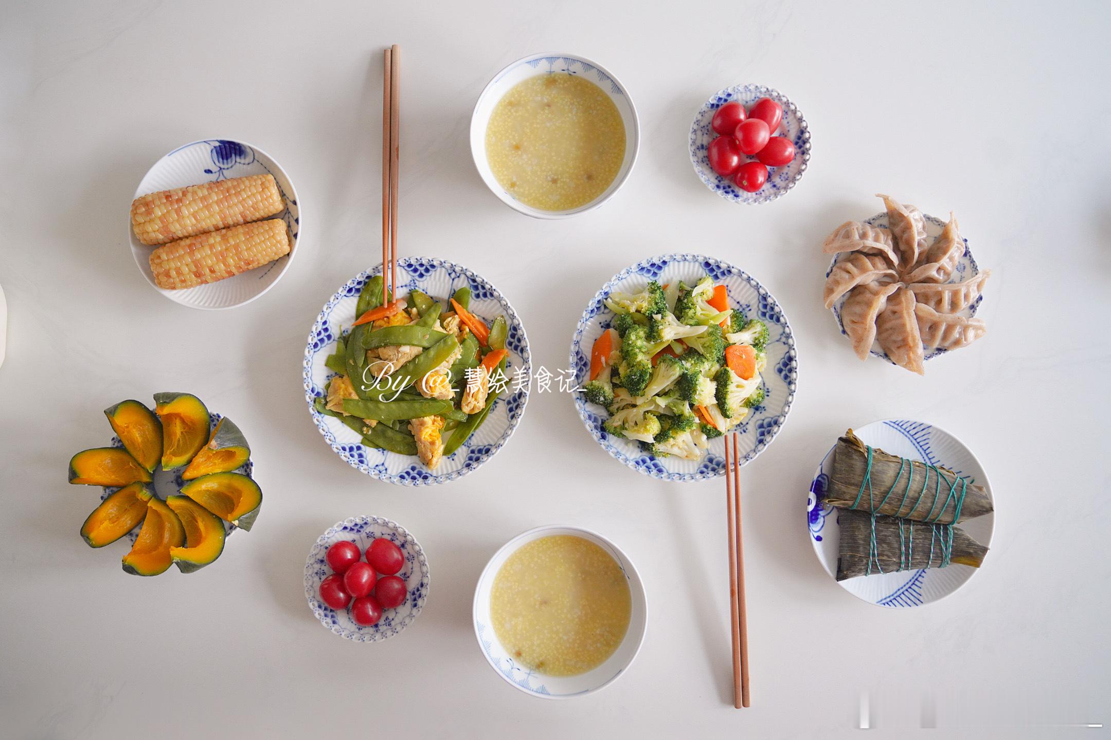 周二早[鲜花]早餐蒜蓉西蓝花，荷兰豆炒鸡蛋，魔芋燕麦鸡胸肉蒸饺，蒸杂粮，梅干菜五