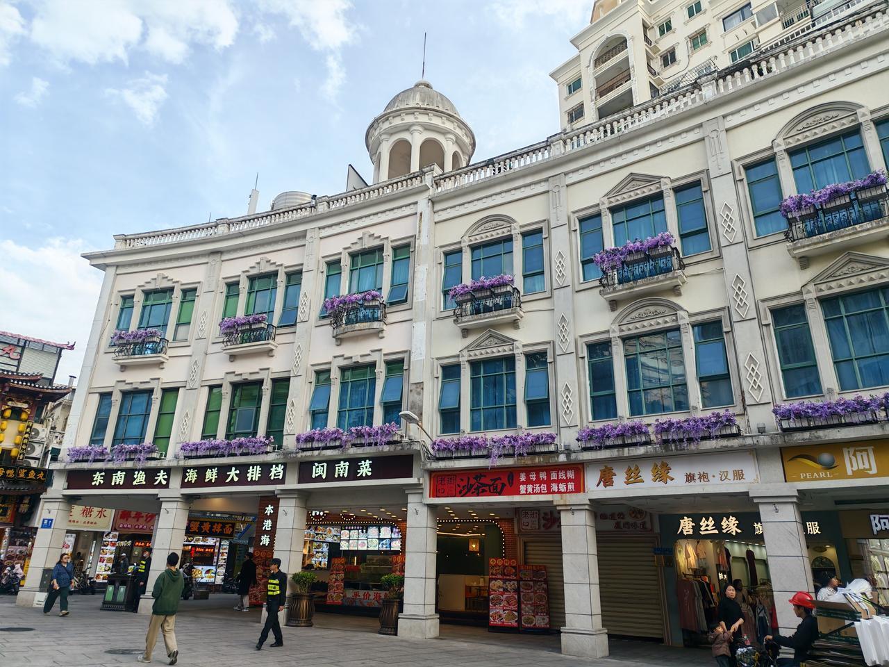 今天住到了中山路，下午去植物园小逛，非常喜欢绿色植被茂密的地方，空气里弥漫的都是