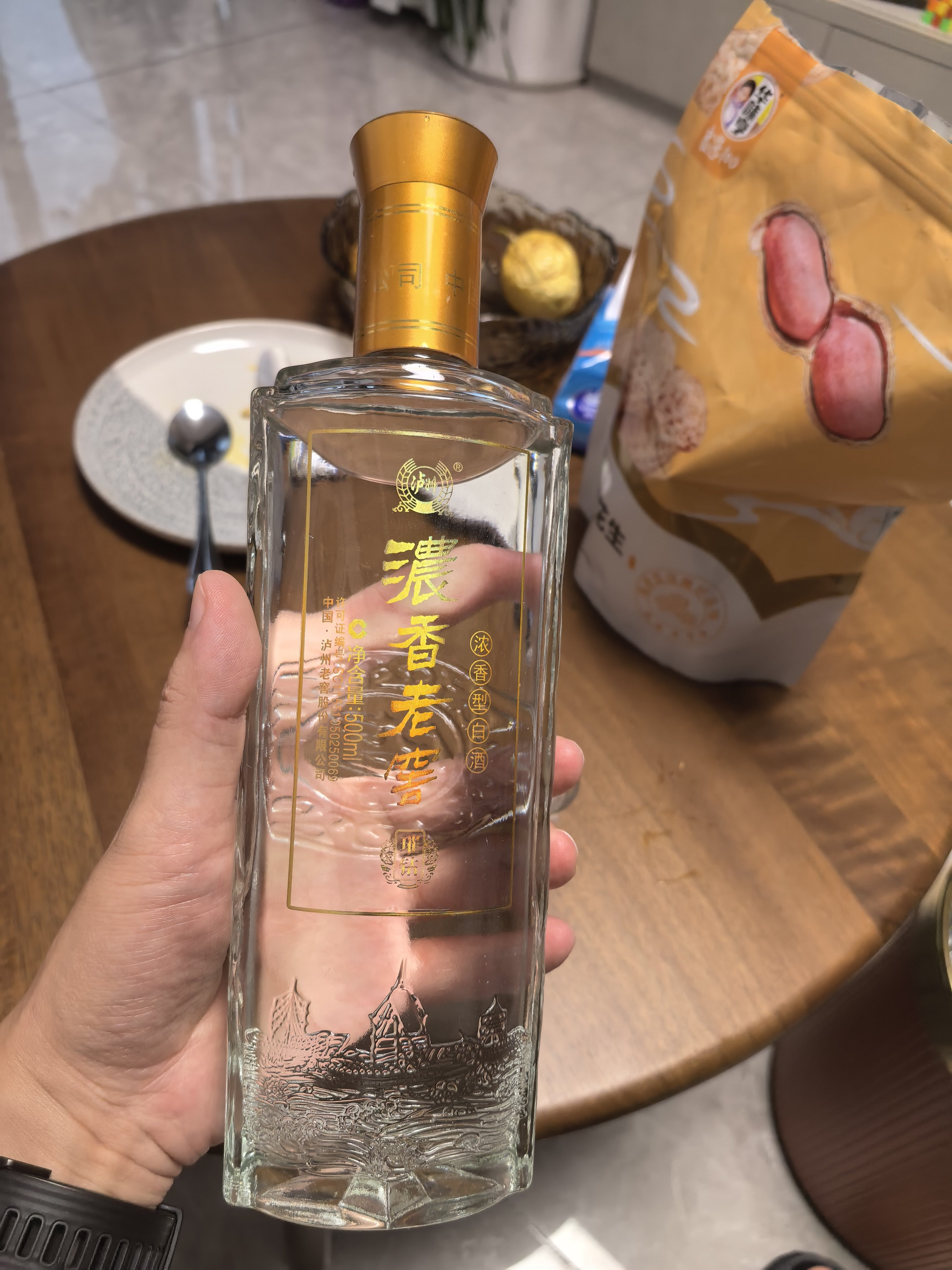 买泸州老窖特曲送的一瓶酒，以为不咋地，因为价格便宜，还42度，感觉应该不ok，一
