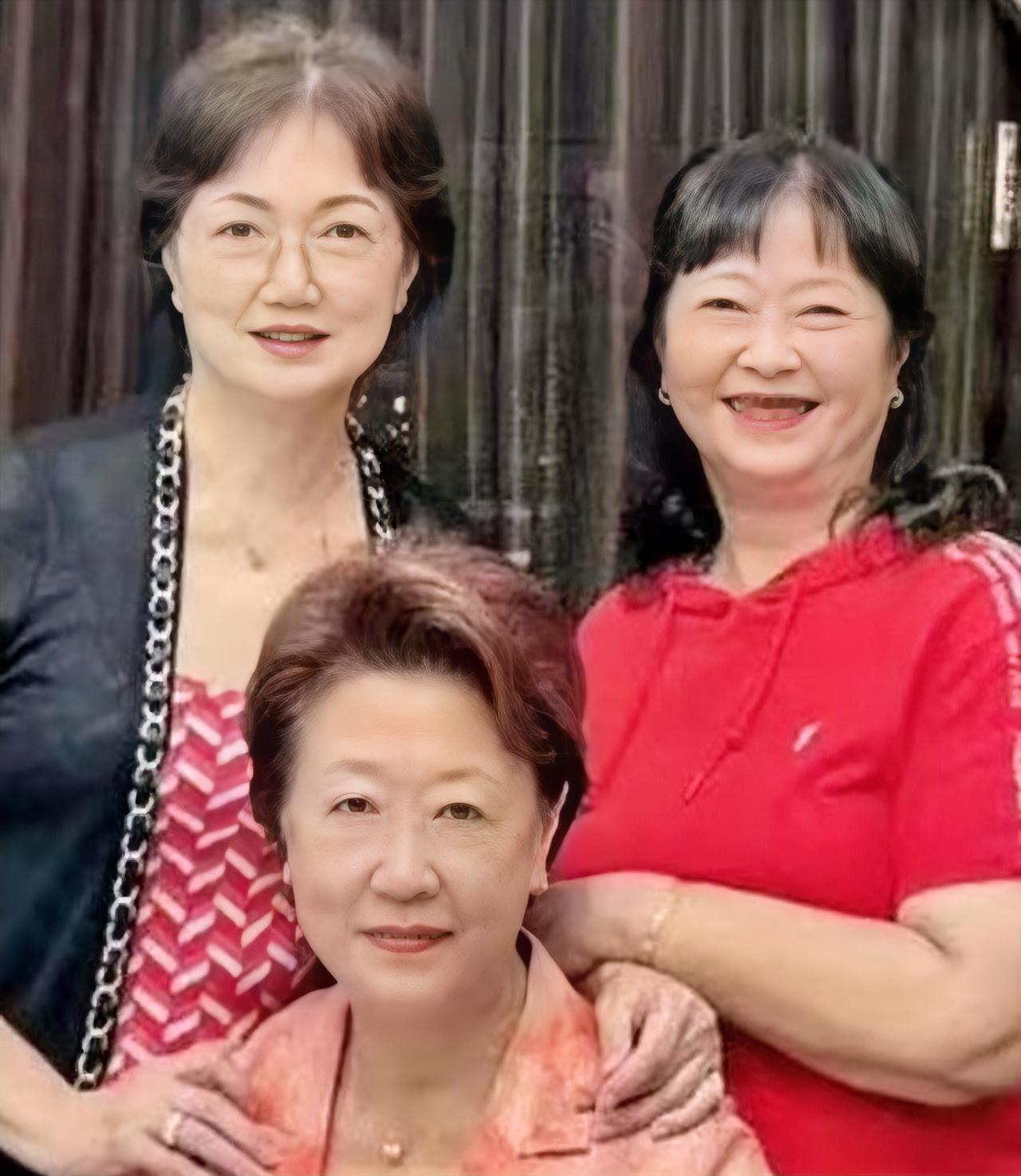 庞莱臣的后人，

优雅、有气质，这哪里像是“落败到卖画为生”，

虽然他们已经没