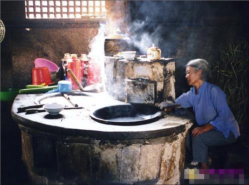 《忆谷雨茶事》

枫林红叶

卅载之前谷雨彰，

龙眠翠岭采茶忙。

坡间散地寻