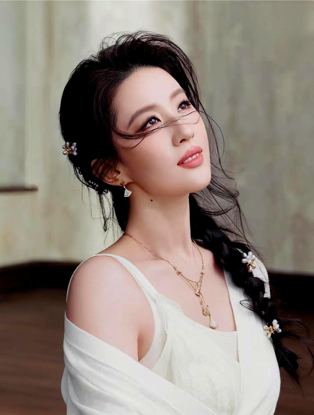 刘亦菲出道20年首次卖内衣！两位数款被抢空，官网直接崩3次！
你看她拍的大片，