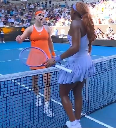 高芙不辜负好签运，澳网征程阔步前行！
今天中午，赛会3号种子美国选手高芙在澳网第