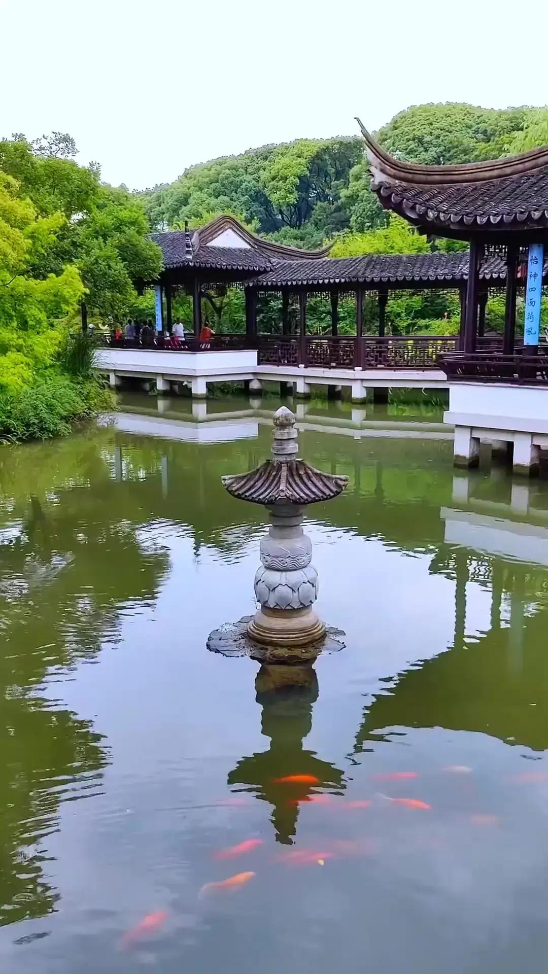 优美景点分享：
作者：月满西楼艳文，
  承德避暑山庄，曾经皇家园林，人山人海。