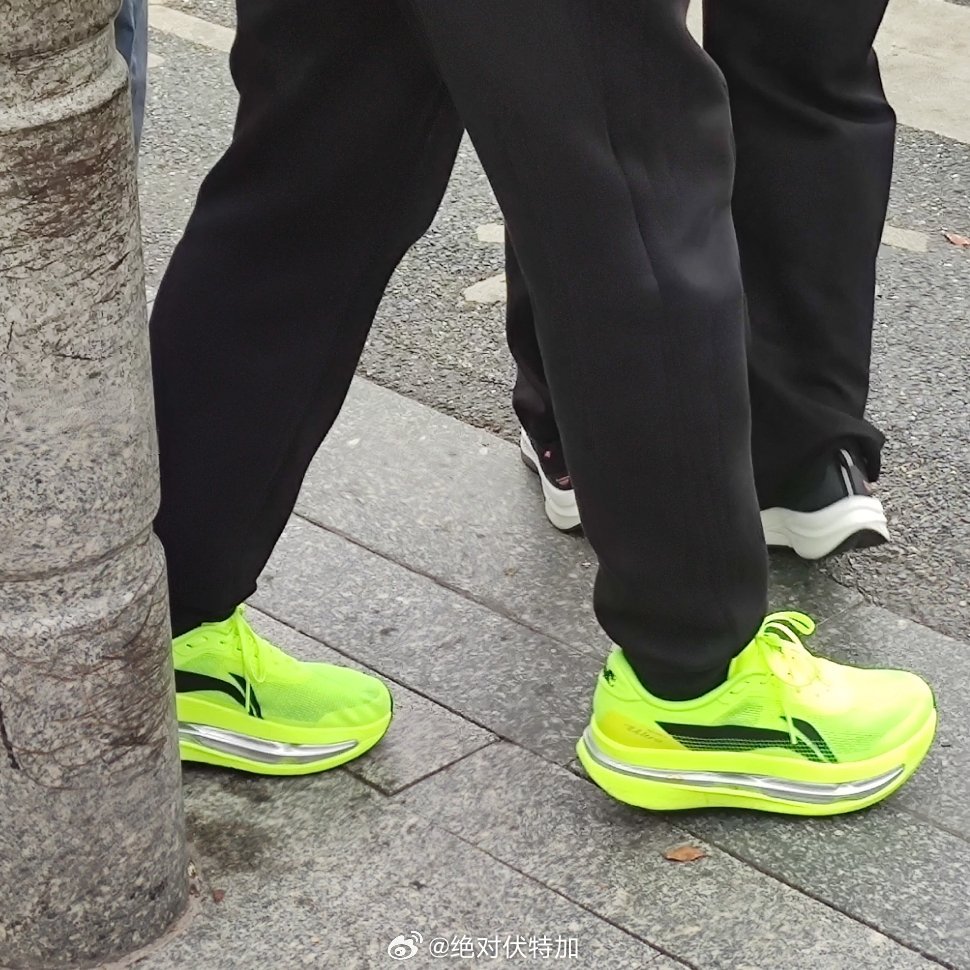 看到个推婴儿车的女士穿着李宁赤兔9 ULTRA，异常不和谐。事出反常必有妖，果然