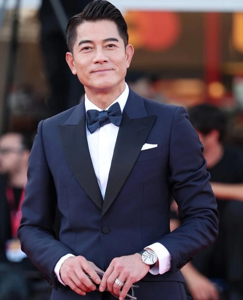 爆料！郭富城这波操作也太让人意外了！独自低调飞上海，没带助理只让小姨子接机，俩人