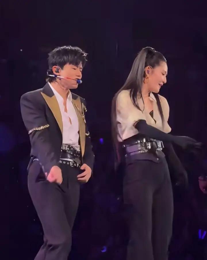 1. 徐智胜和女朋友感情很稳定，双方家庭也都认可他们，不过女友的颜值和圈里女明星