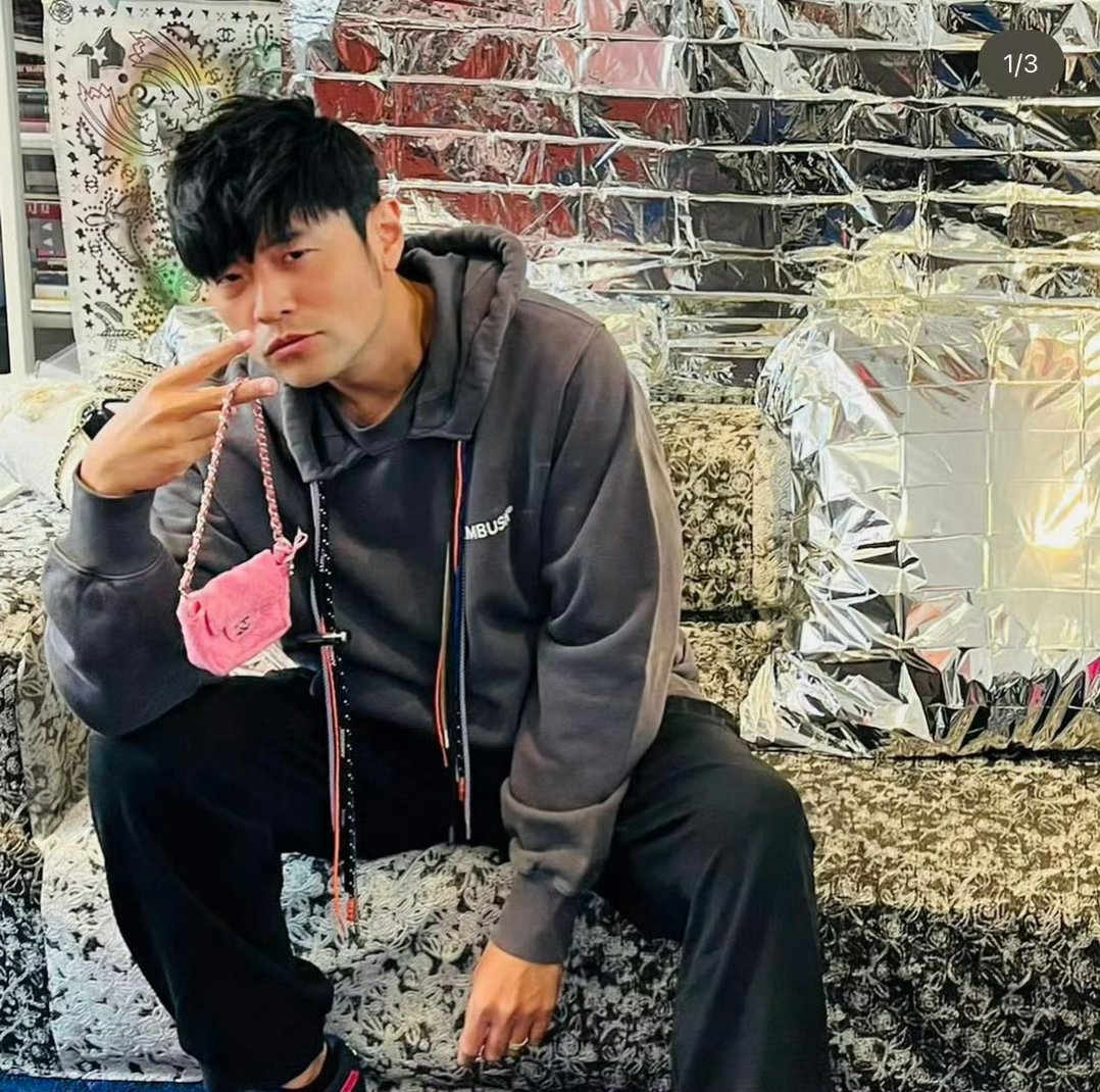早啊！拿着女儿的粉色包包 