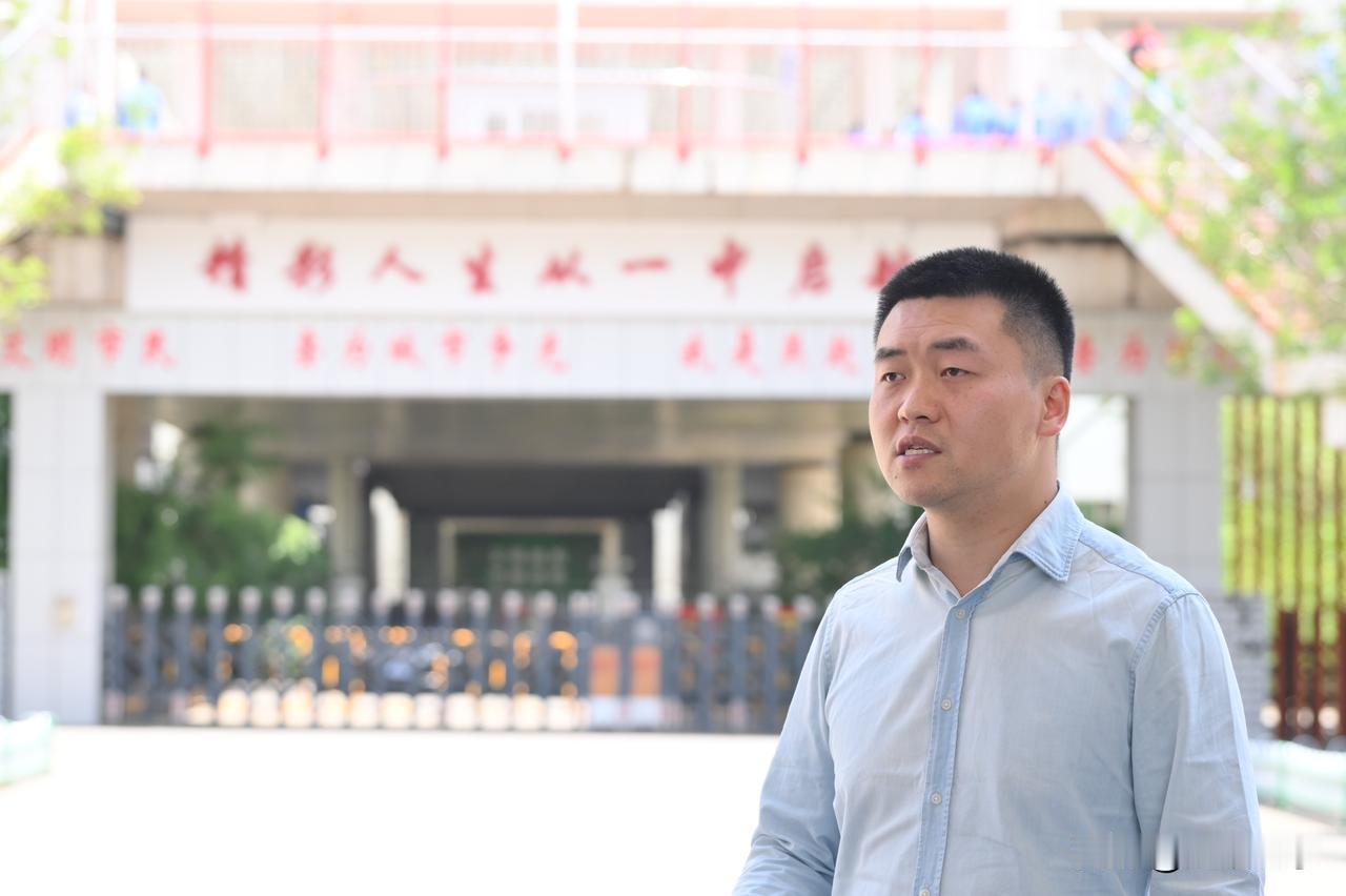 发现没有，高考填志愿这件事，连当老师的家长都慌了。
 
河北青龙县的金老师，既是