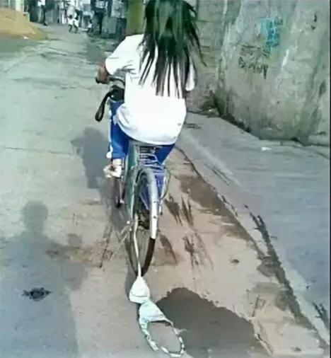 回头率很高，自行车轮子拖了一个内衣。
