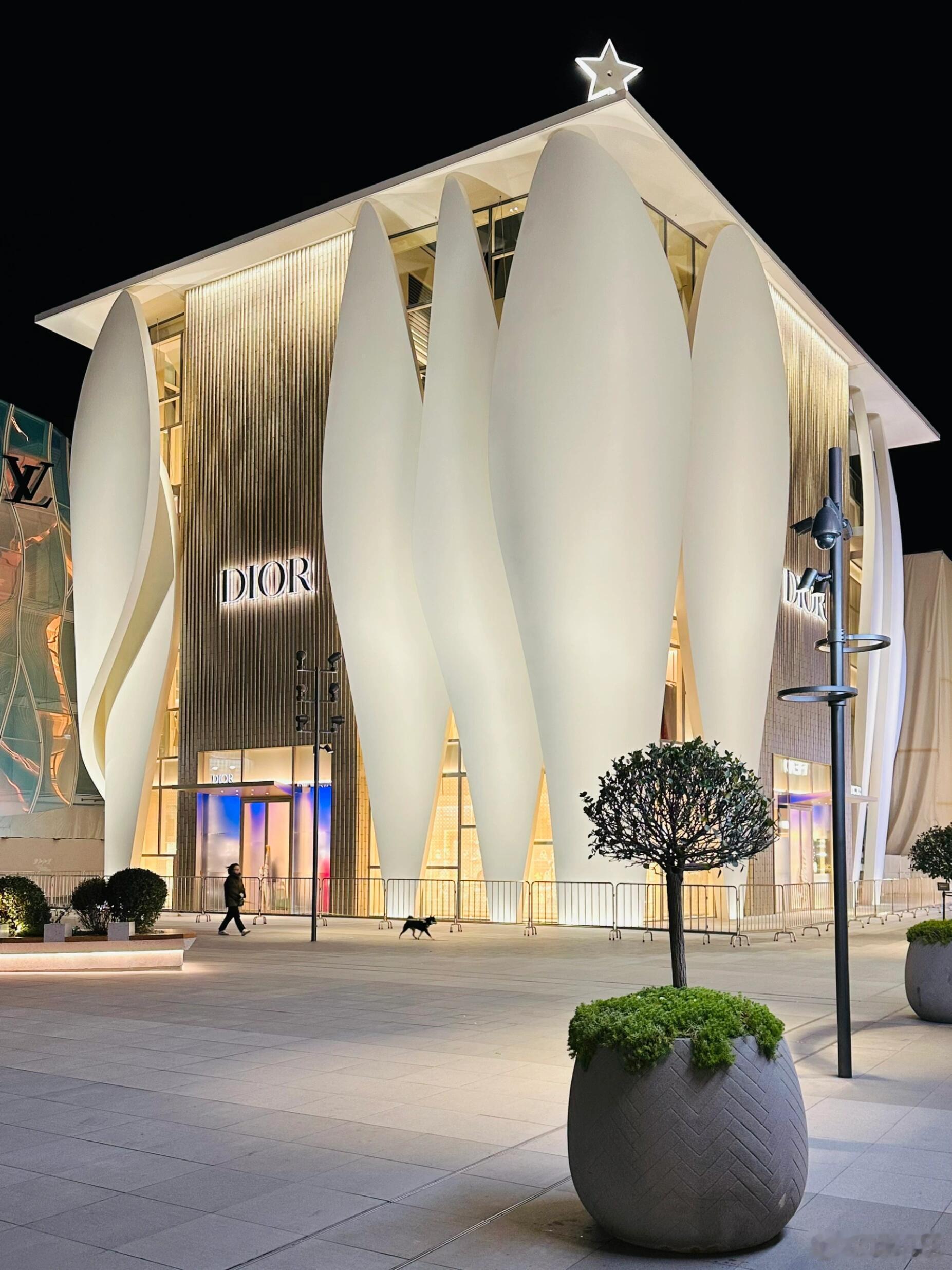 北京三里屯Dior旗舰店即将启幕，马上又能见到全球美妆大使邓为了