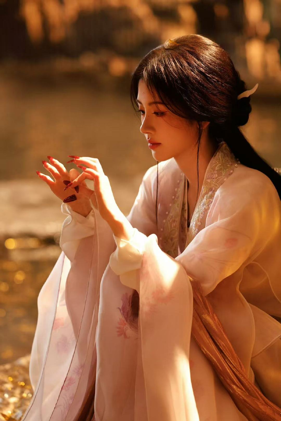 鞠婧祎夕阳铺作台金箔旋成花鞠婧祎夕阳下跳舞哇！夕阳铺作台金箔旋成花，想看动起来的