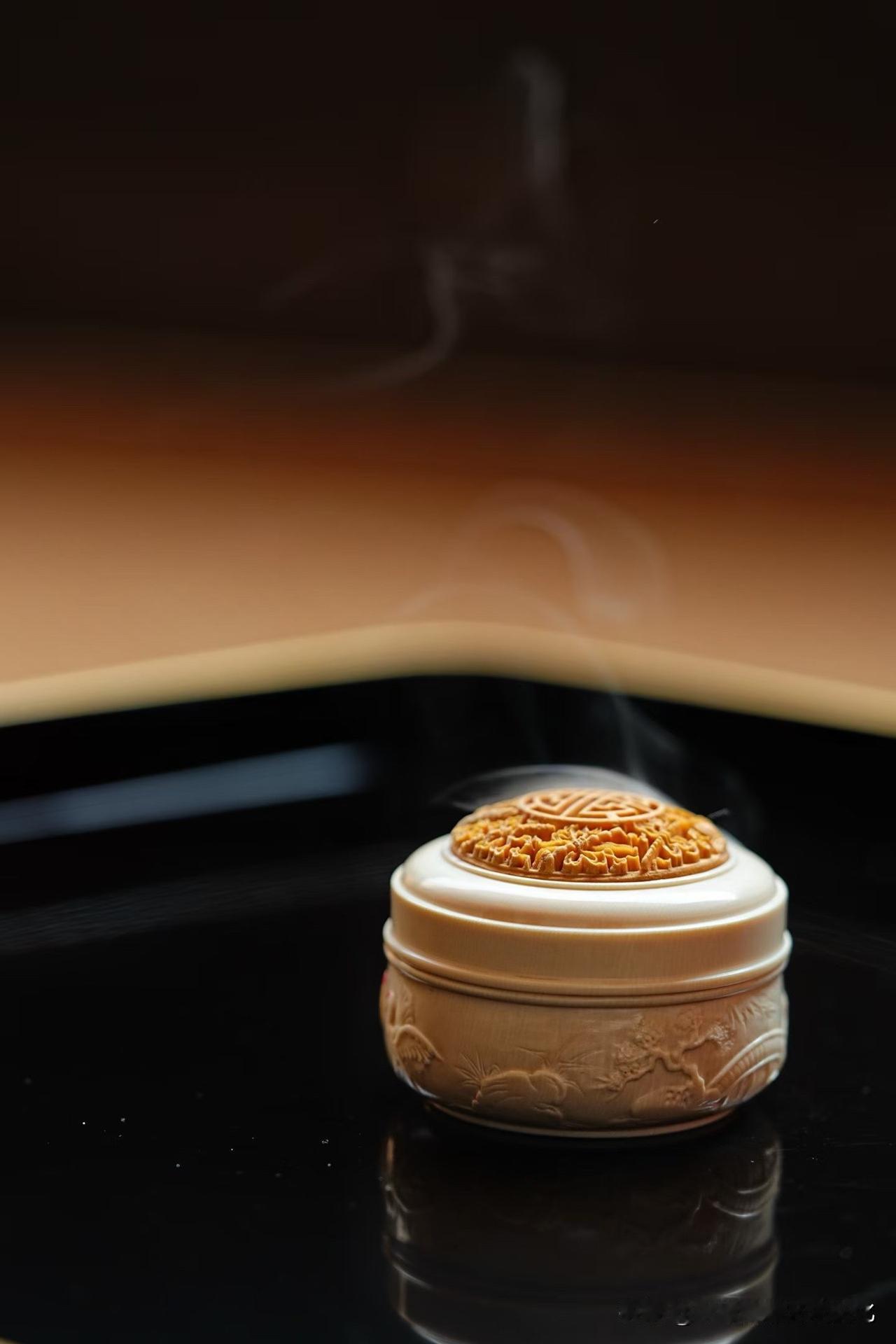 有些香炉，不只是“盛香”，而是把时间慢慢托住。

猛犸牙的底子温润细腻，光感柔和