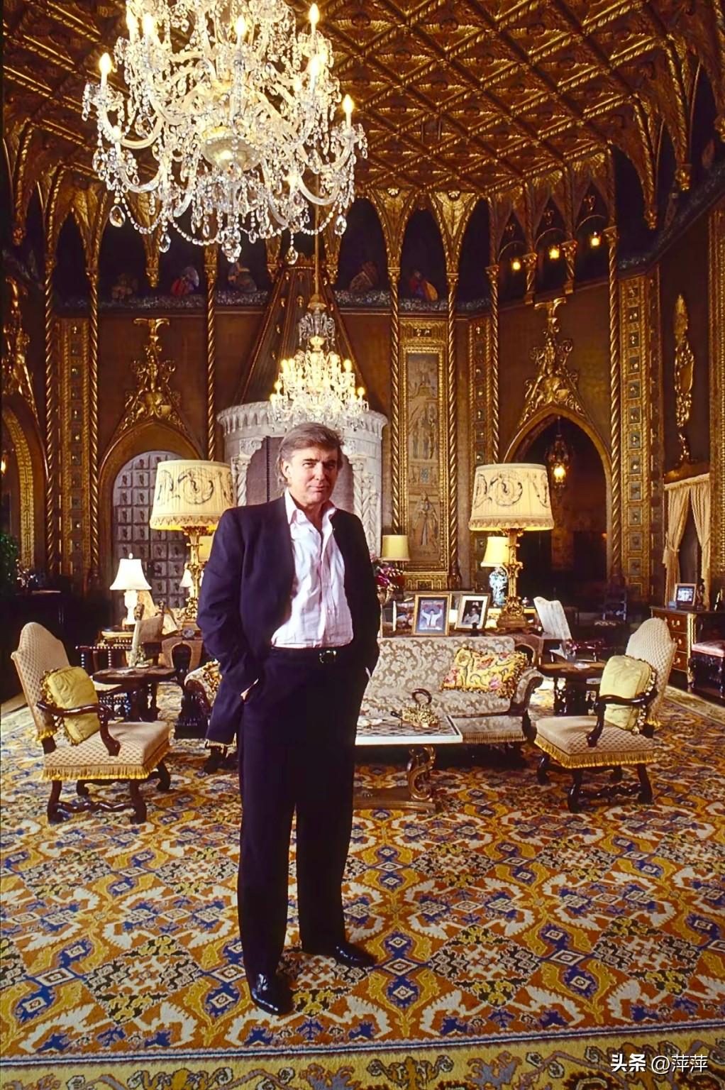 照片里的特朗普，正站在他的海湖庄园（Mar-a-Lago） 内。这座佛罗里达棕榈