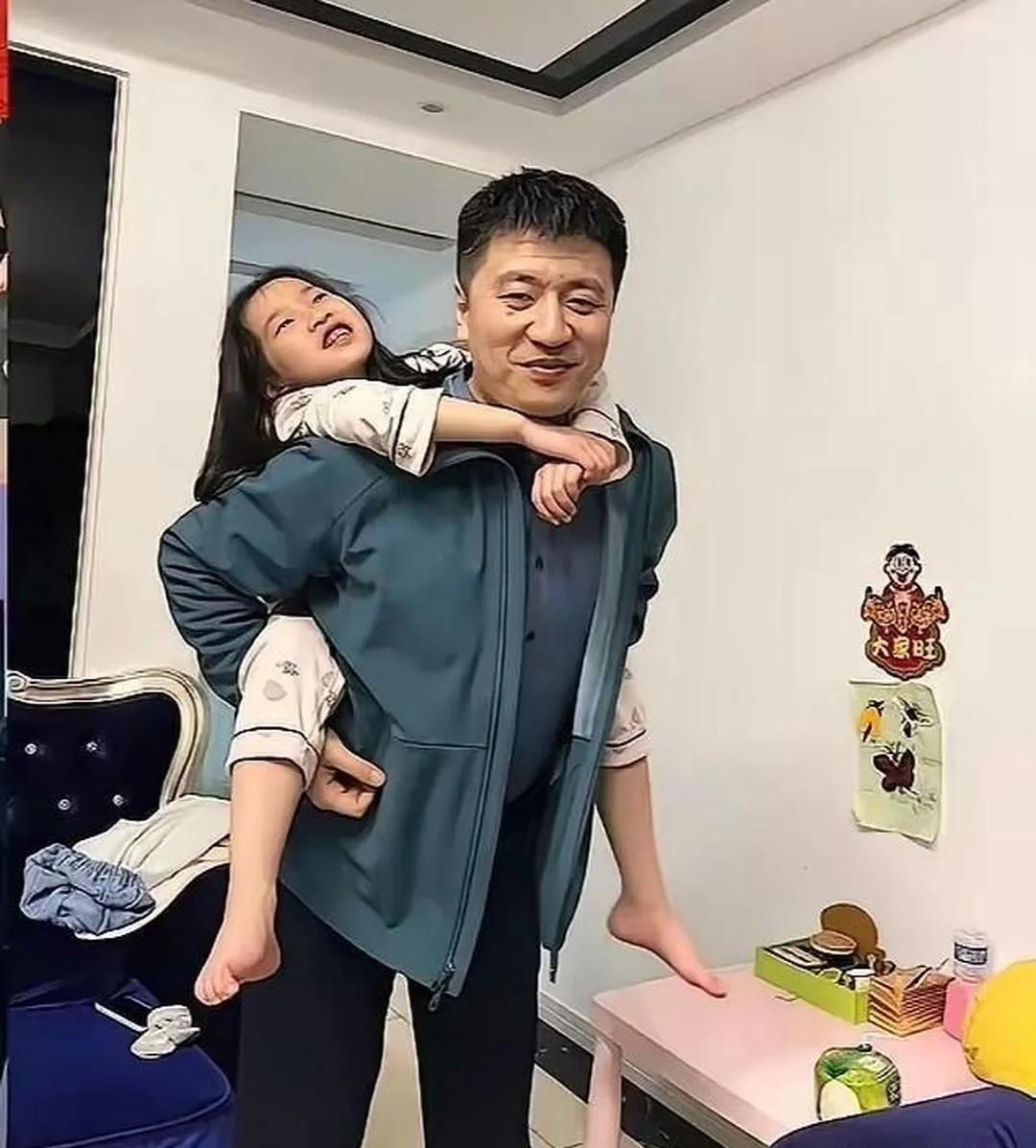 张雪峰生前下班回到家中，背着女儿时的一幕，被妻子李丽婧随手拍了下来。张雪峰在网络