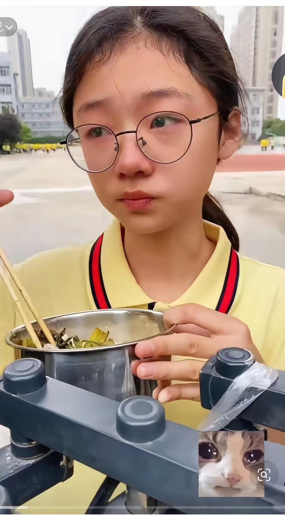 小女孩5岁时父亲因病去世，母亲改嫁，是姑姑一手带大的，如今13岁，身高已1.73