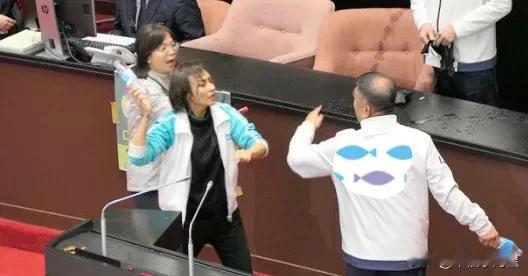 台岛所谓“立法院”今天爆发开与会人员持矿泉水瓶对峙威胁事件，今天上午11:40左