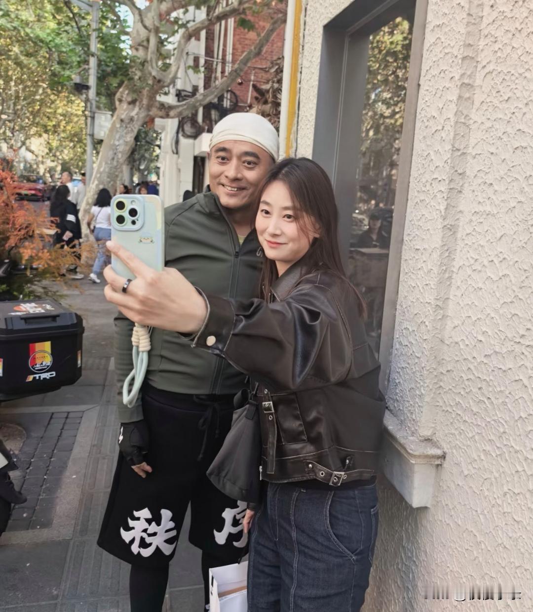 49岁陈龙在上海骑车出行，他的打扮一言难尽，身材胖了不少，颜值下滑严重，没有以前