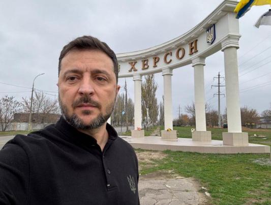 【泽连斯基在赫尔松市从俄罗斯占领下解放三周年之际访问该市。】乌克兰总统泽连斯基在