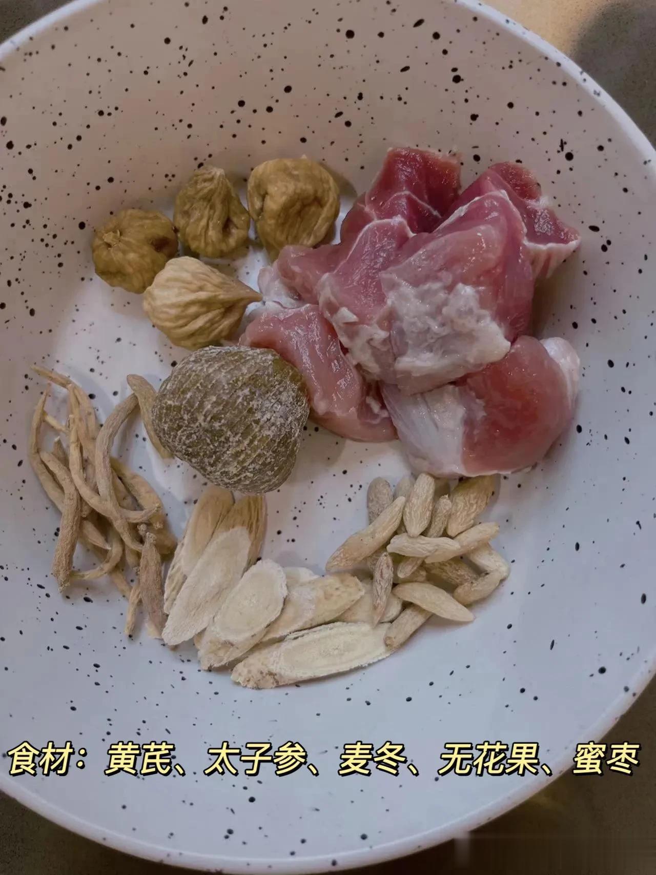 孩子坚持喝半年的黄芪水，变化超明显，我来说说感受！
 
前天一开学我家儿子火了，