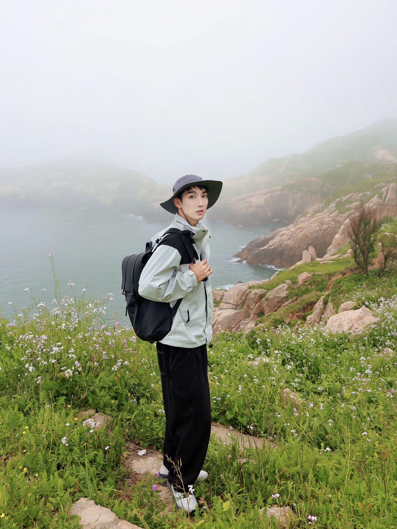 即刻出发，与众不同🧳｜| 邂逅满满的旅。立夏的风 初夏的海
终于，决定送自己一场说走就走的旅行啦！🎒
这次，我选择带上我的瑞典小伙伴——Gaston Luga16寸黑色双肩包
-
出门旅行，装备一定要齐全
而这款背包，轻松get了我的所有需求。🎉
电脑、相机，还有各种小物件
都能找到它们的位置
贴心的分区夹层设计，让一切都井然有序。👌
真的是时尚与实用的完美结合。💯
无论是外观设计
还是收纳设计，都充满了惊喜
每一次打开它，都像是解锁了更多可能
让我对这次旅行充满了期待。🔓
-
背包的皮面光泽柔