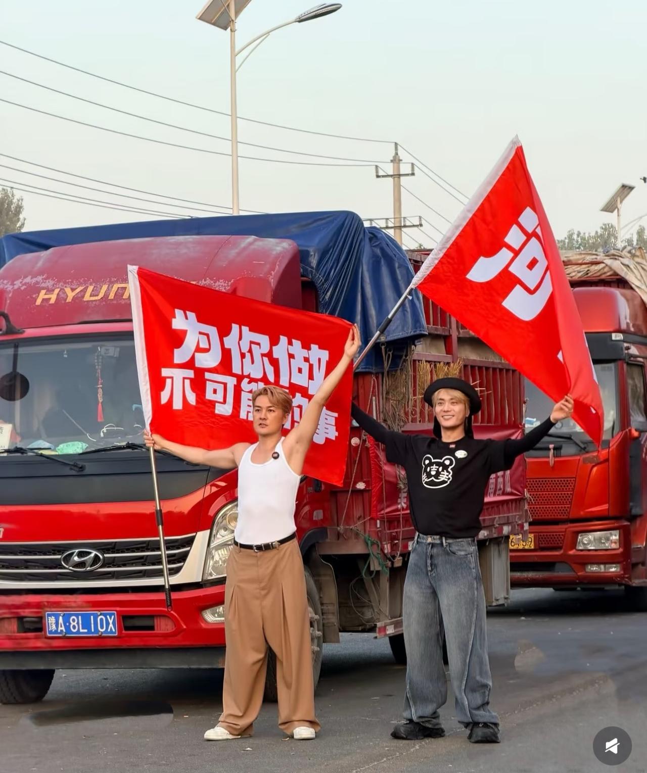 陆虎吴克群放下身段助农卖瓜，河南话吆喝刷屏！
今天陆虎和吴克群助农卖瓜的视频登上