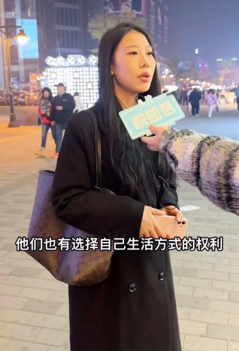 记者在街头采访，问“大学贫困生用苹果手机合适吗？”男生女生的回答截然不同！

