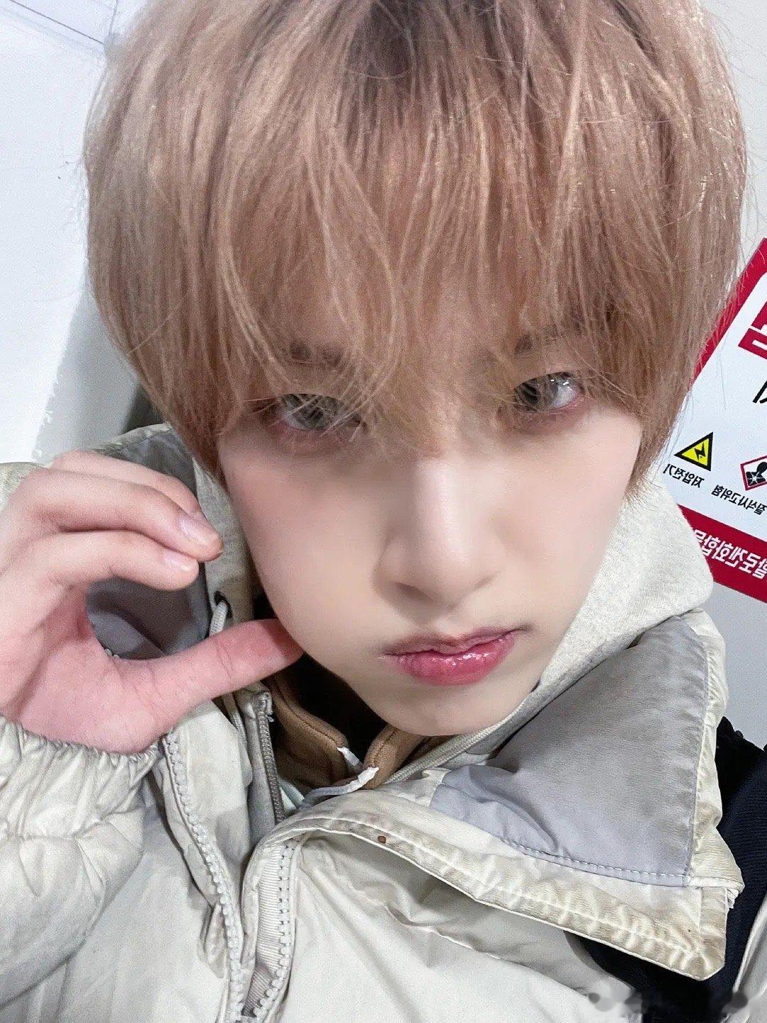 如果男爱豆晒自拍时 穿着他包浆的衣服 你能接受吗 