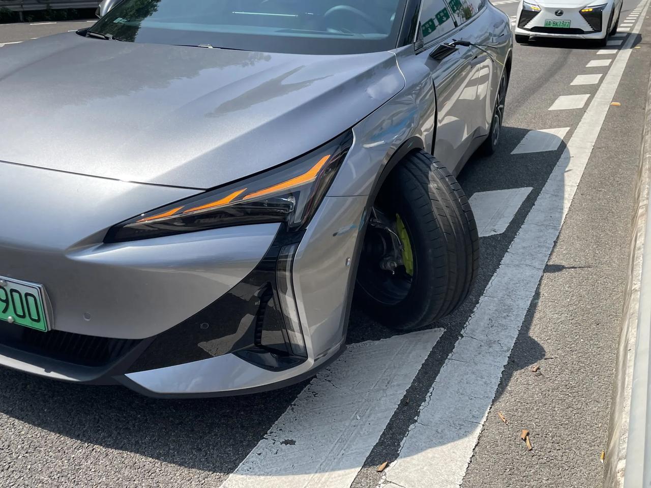 快速路上蹭了下马路牙子，后视镜挂在护栏上掉了，结果主驾前悬架羊角就这样脆脆断了！