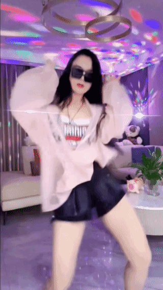 她在摇曳，
可我在心动！