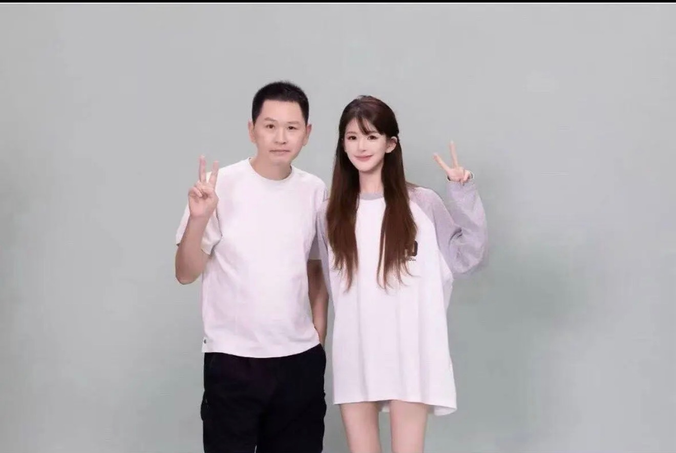 露儿左边的是泰柯茶园实际控股人哎 