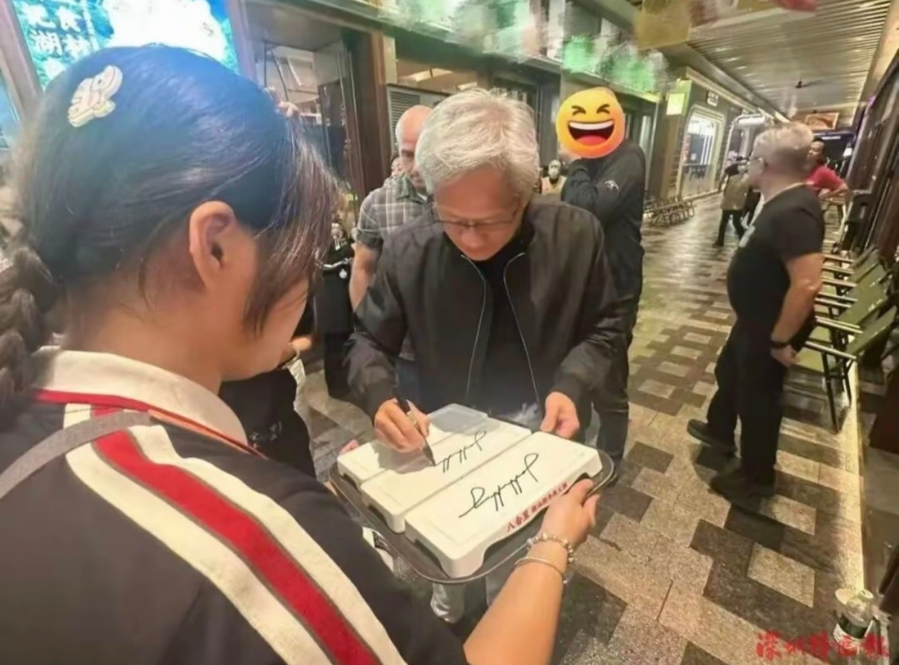 黄仁勋现身深圳吃牛肉火锅一点架子没有，与民同乐的感觉，他可是身价千亿美元，为了来