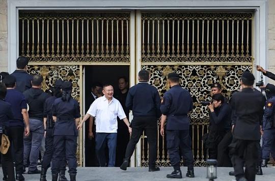我的评价是对泰国华人圈：象征意义大于实质。
他信获释被视为华裔政治家族的“翻身”