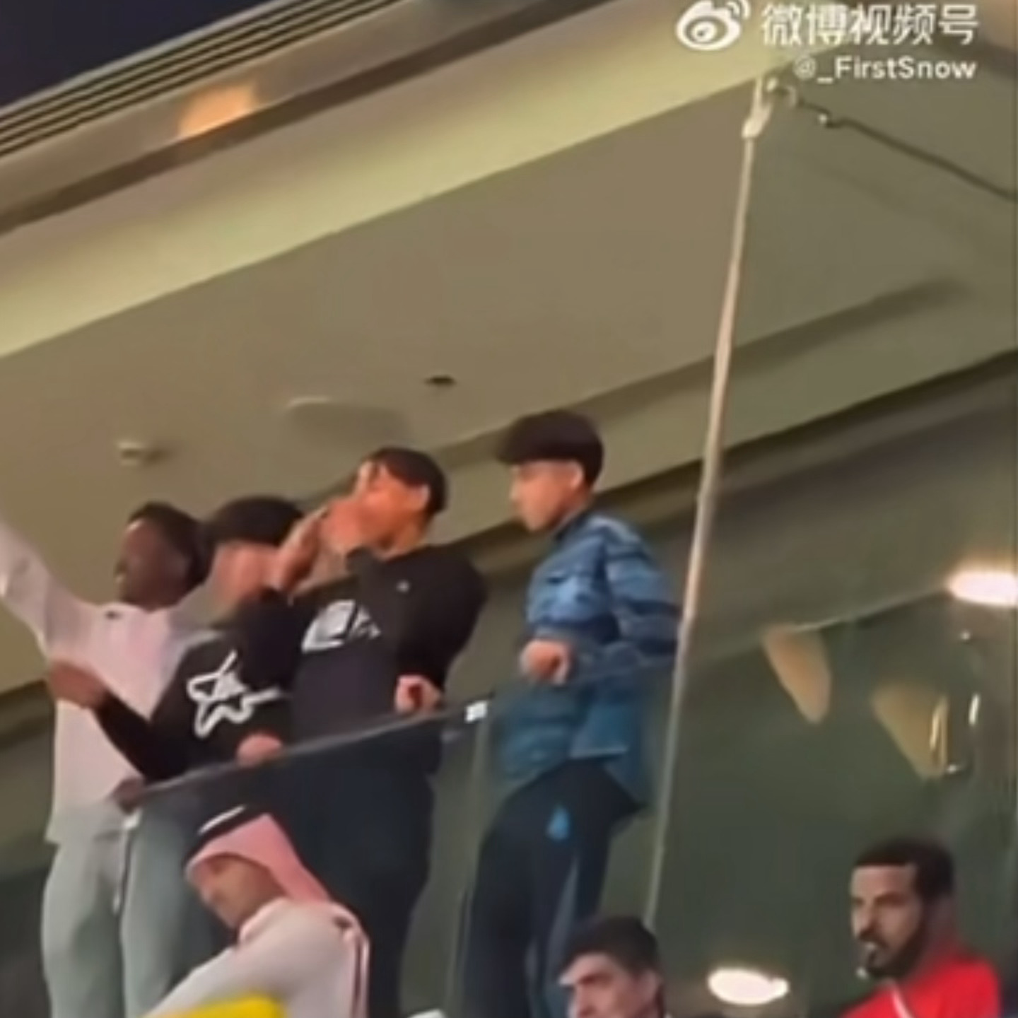 看爸爸比赛在包厢给爸比飞吻“我永远都会亲你。”😘 