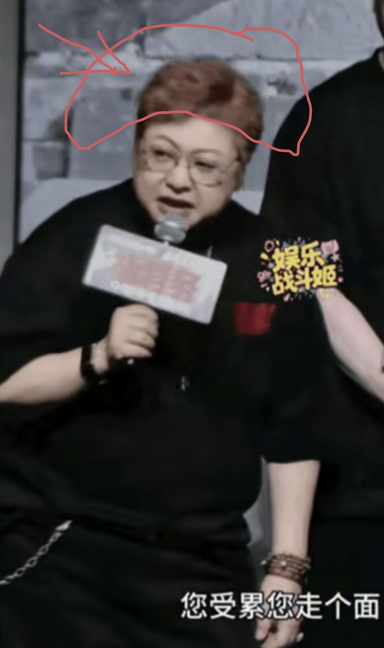 韩红悄然把头发从亮眼黄棕染回黑色，这次换造型也是危机公关的一环吗？
 
自从在《