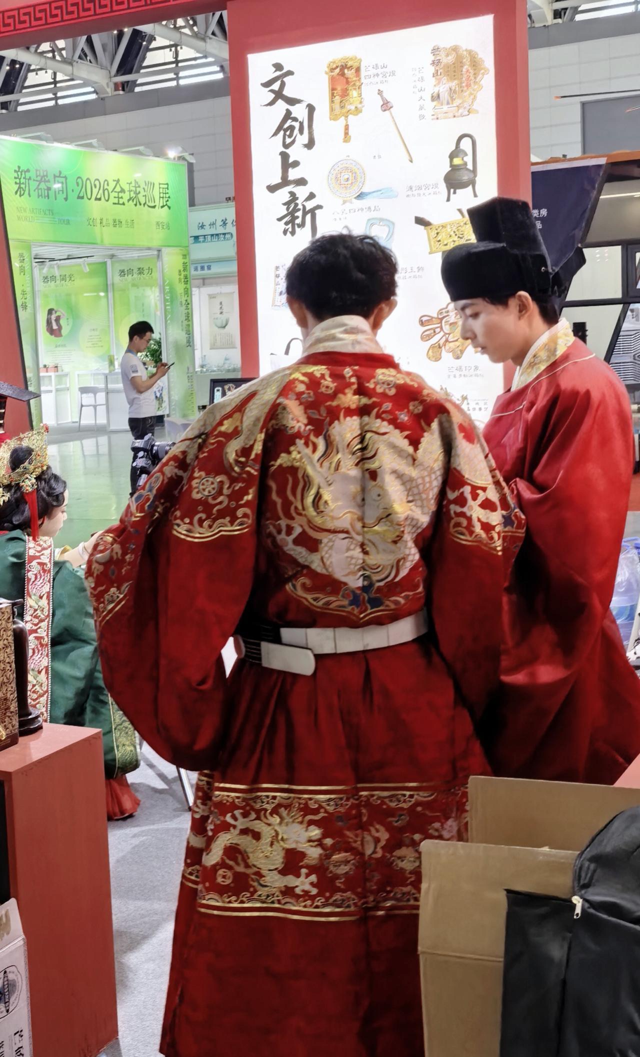 当明朝婚服遇上了“文创上新”，龙纹刺绣活了。凤冠霞帔，宫灯纹样从历史中走出来—玩