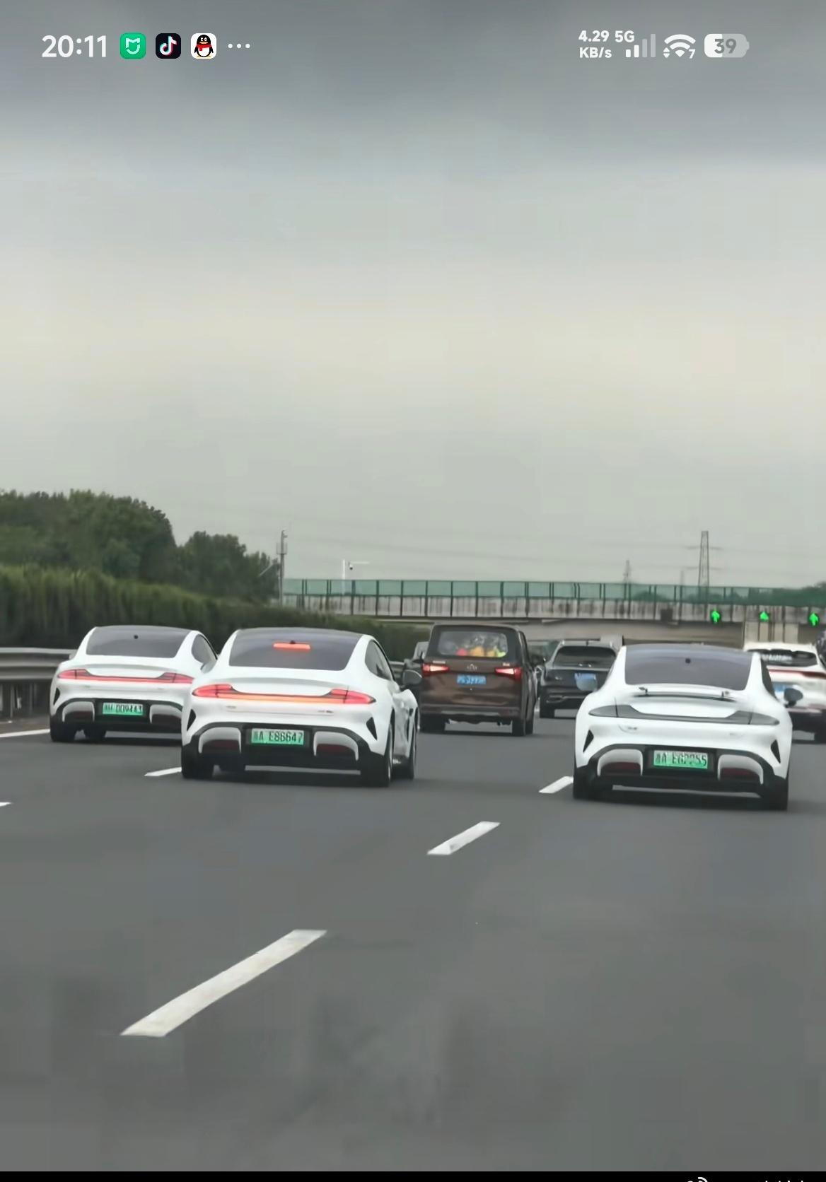 这是捅了小米窝了吗？网友高速上遇到了三辆小米SU7，还都是白色…[笑哭][笑哭]