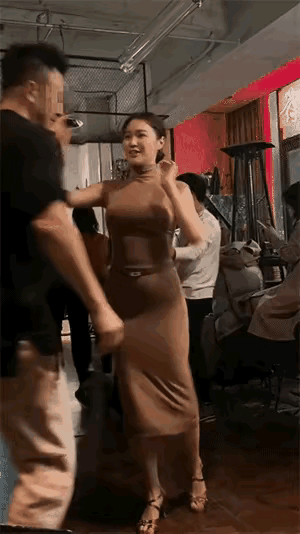 不是俩口的他们俩这样跳舞合适不？无妨在评论区交流！