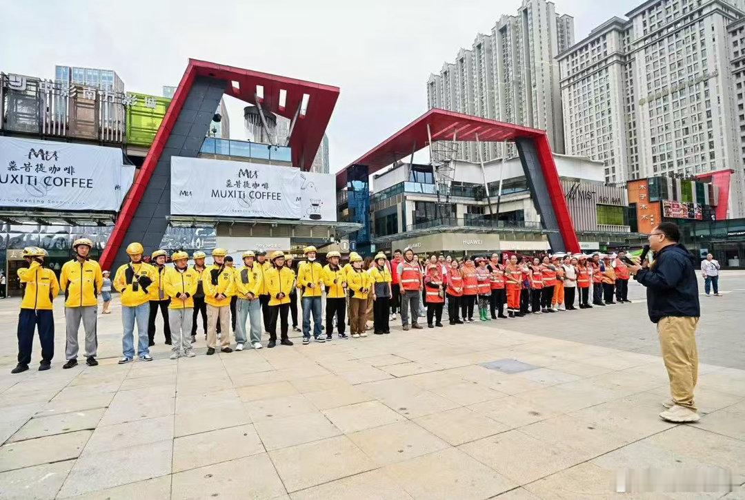 跟着外卖小哥吃遍贵阳地道小吃 贵阳的夏天热，外卖小哥在街上跑，游客在街上找吃的。