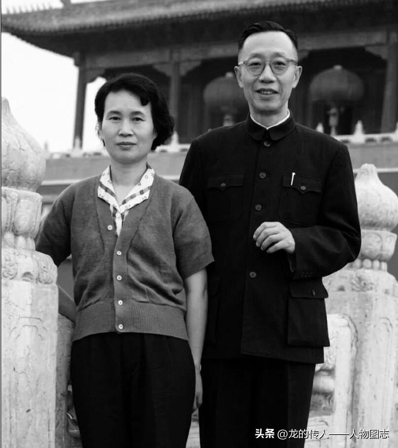 1962年，末代皇帝溥仪与最后一任妻子李淑贤在北京故宫汉白玉台基旁的合影