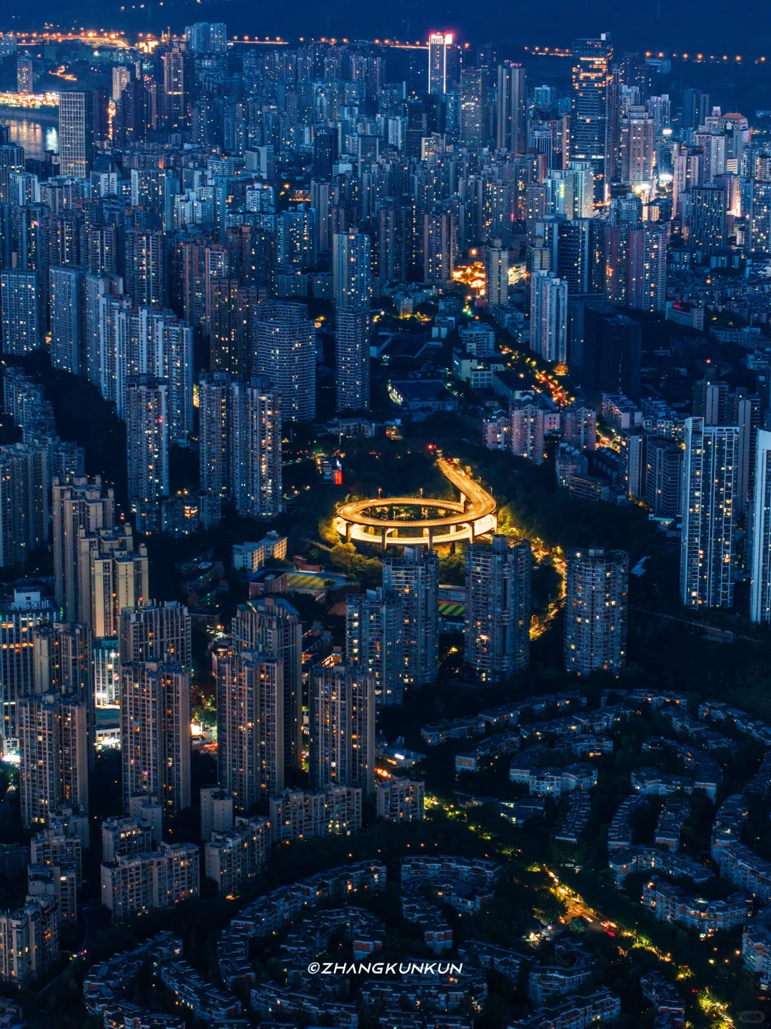 纵有万家灯火，何处是归途？