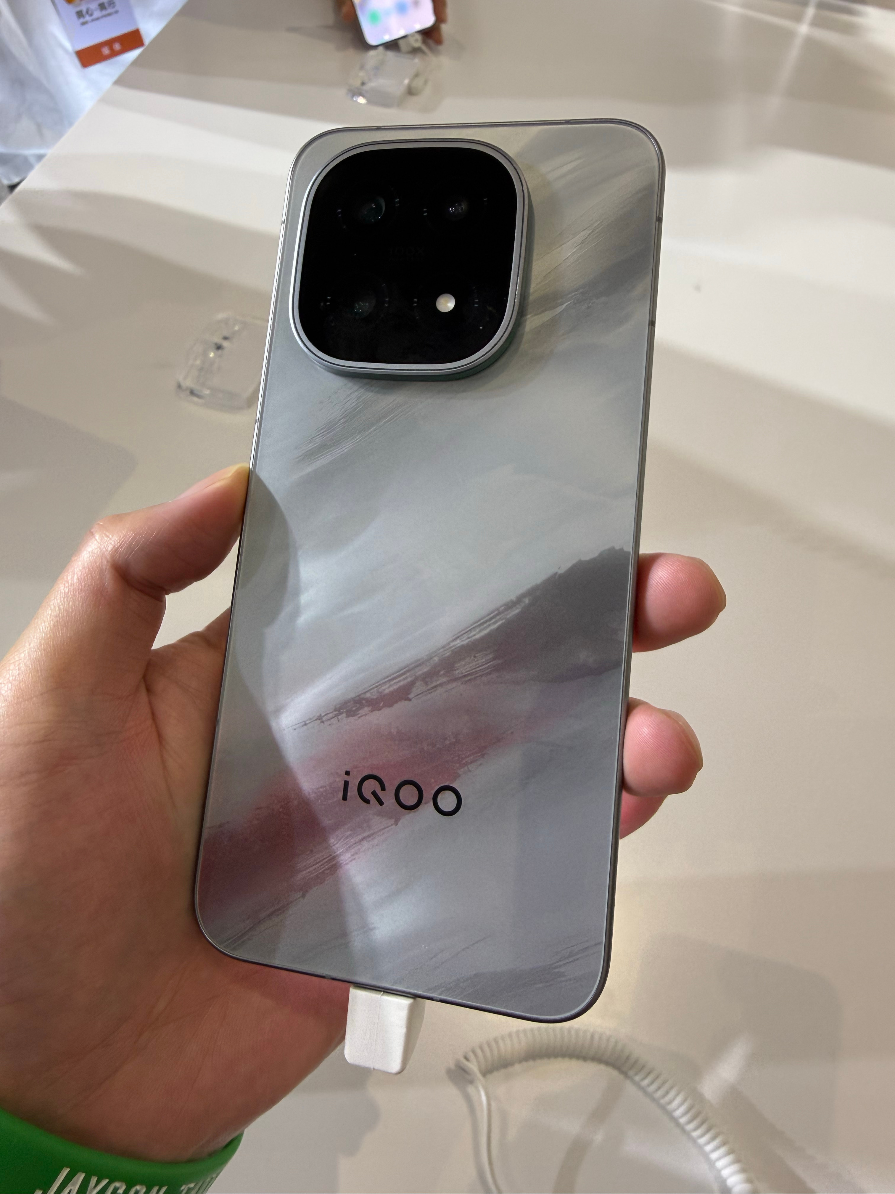 iQOO15，还是传奇版好看一些。vivo全新系统originos62025vi