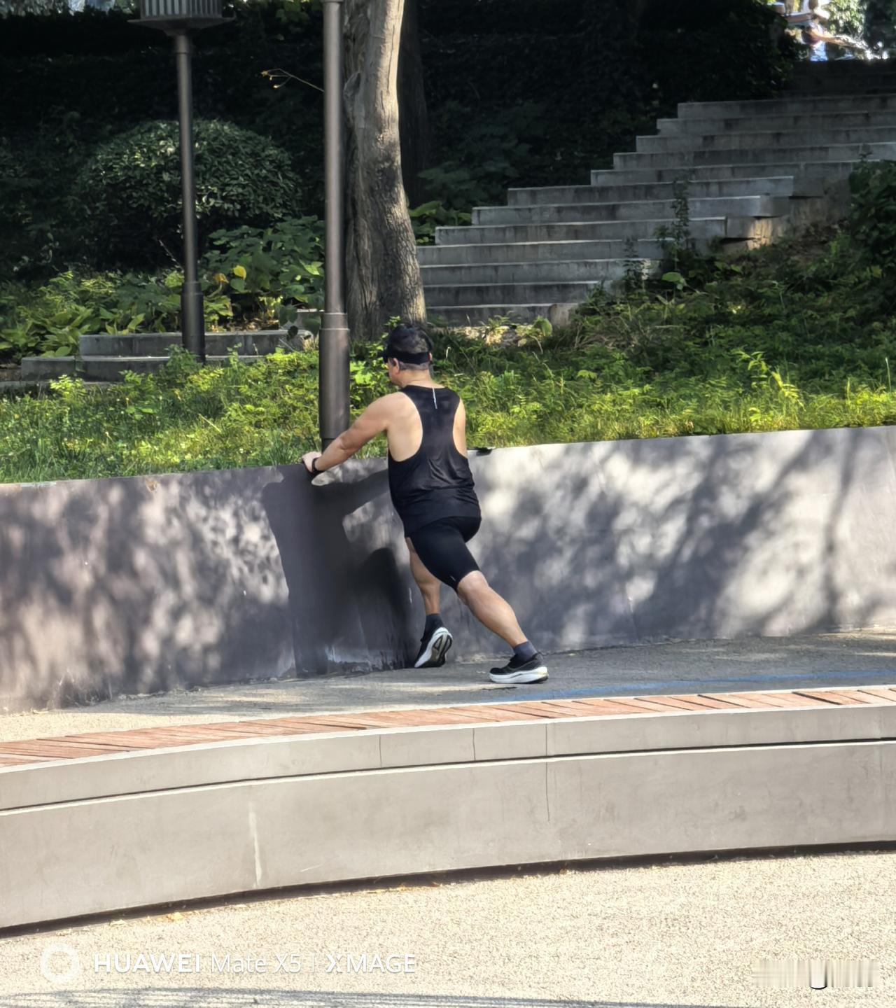 今天上午，我带着外孙去了唐城墙遗址公园七区和南湖公园游玩。在这两个公园里，我看到