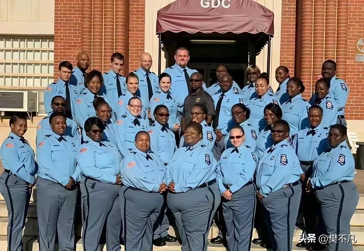 美国满大街都是这种胖子，子弹都打不穿？
前阵子网上疯传一张照片，美国某超市门口，