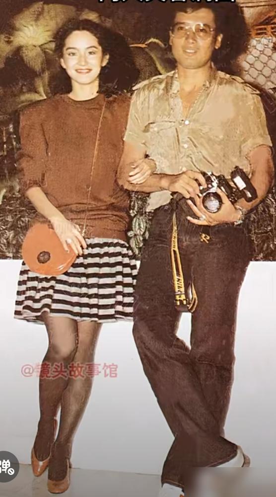 77岁的秦祥林，当年为爱下跪、为生计修马桶的男人，如今竟与妻子隐居种菜，气质却甩